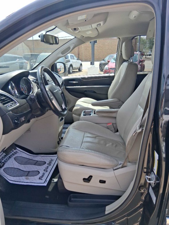 2015 Chrysler Town & Country Image 14