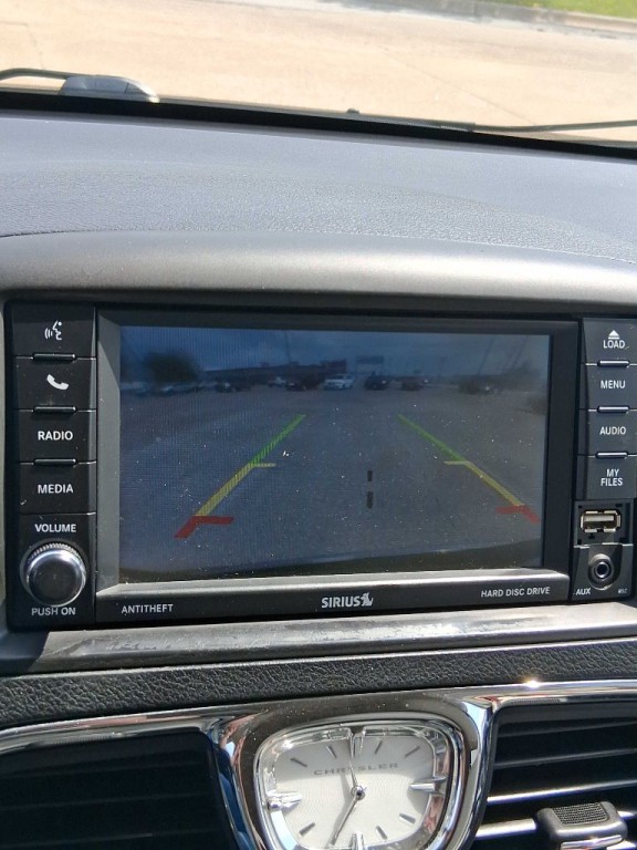 2015 Chrysler Town & Country Image 16