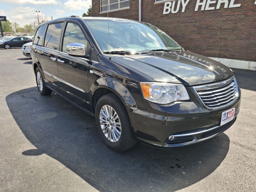 2014 Chrysler Town & Country Image 2