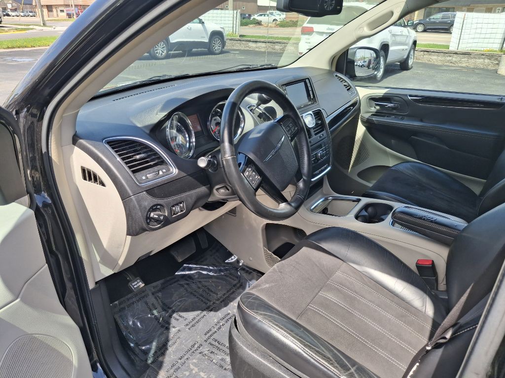 2014 Chrysler Town & Country Image 8