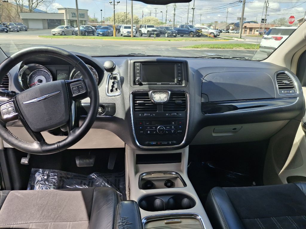 2014 Chrysler Town & Country Image 9