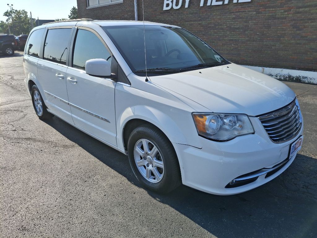 2012 Chrysler Town & Country Image 2