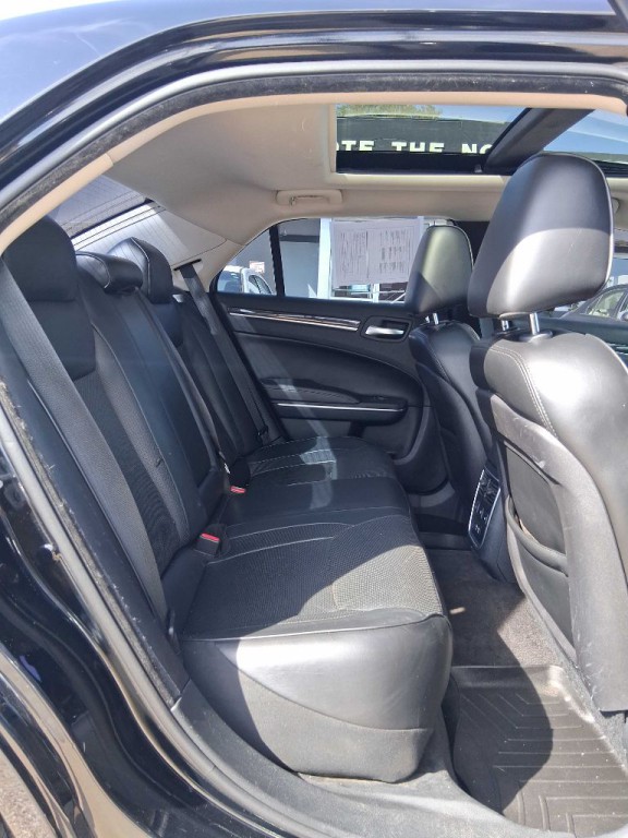 2016 Chrysler 300 Image 7