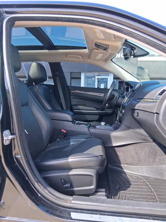 2016 Chrysler 300 Image 8