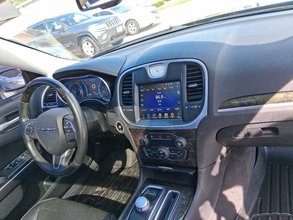 2016 Chrysler 300 Image 9