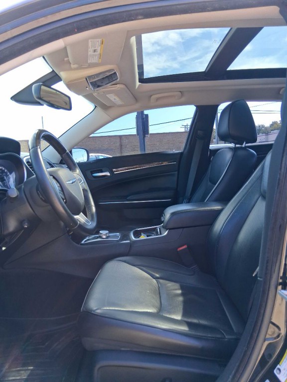 2016 Chrysler 300 Image 11