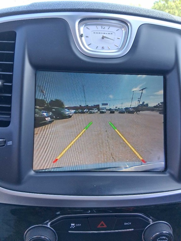 2016 Chrysler 300 Image 13