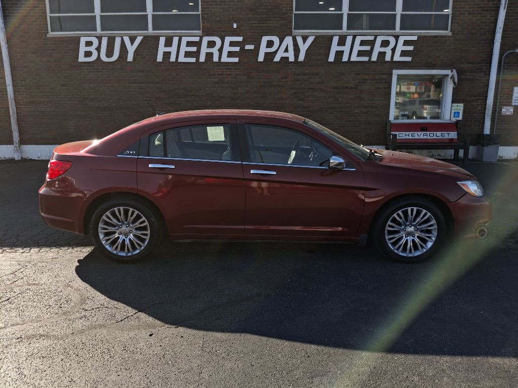 2013 Chrysler 200 Image 1