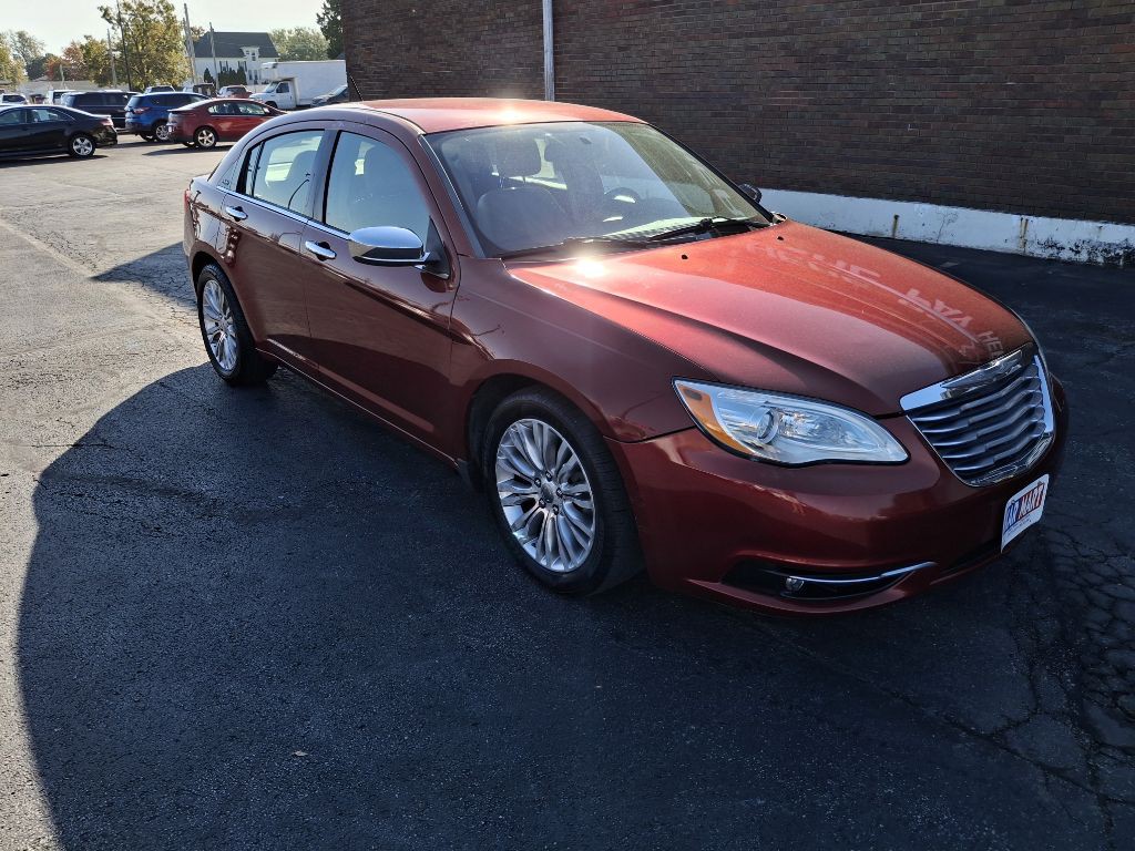 2013 Chrysler 200 Image 2