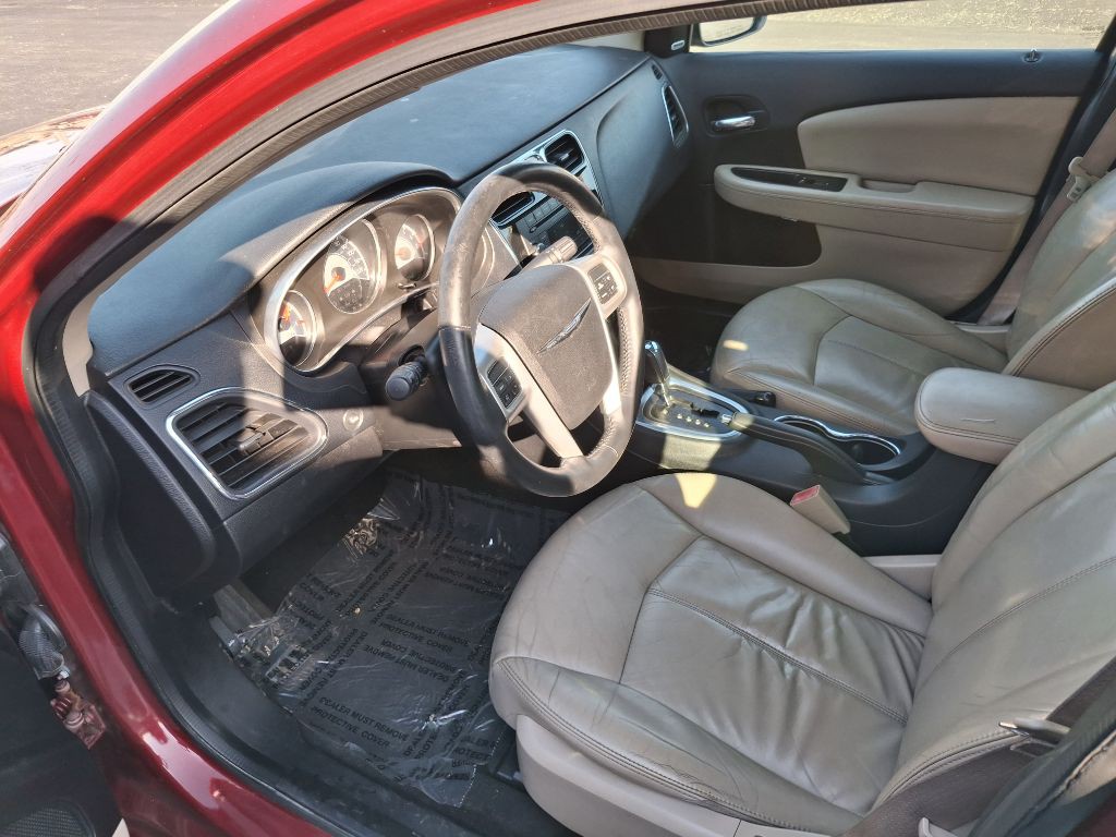 2013 Chrysler 200 Image 8