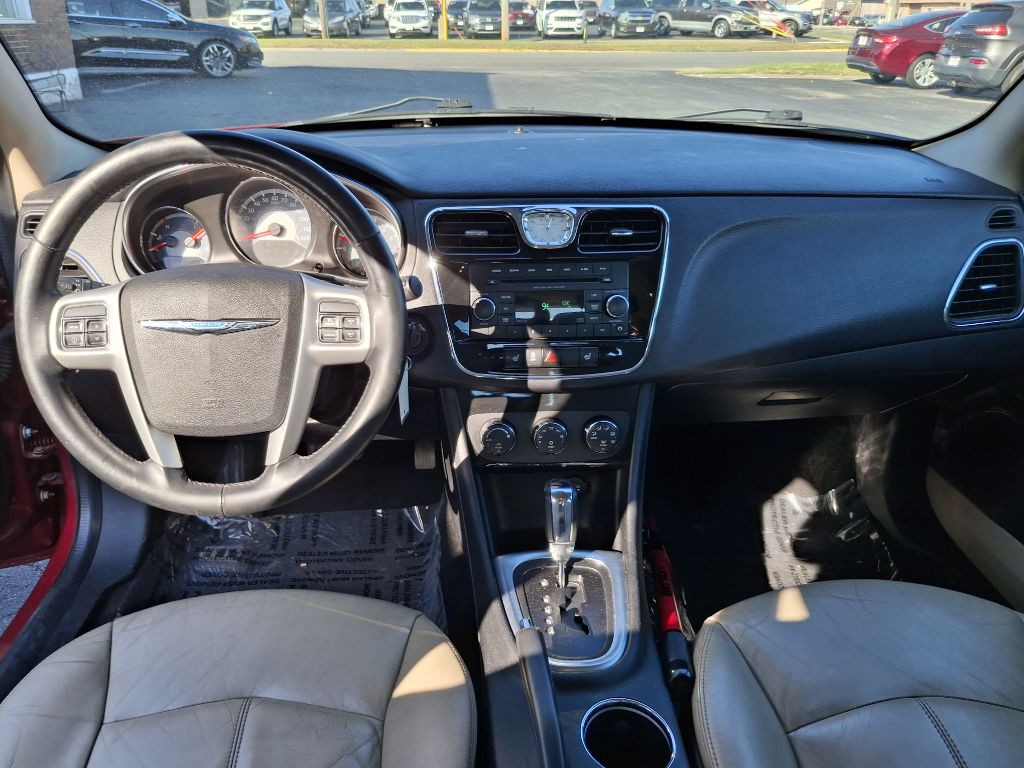 2013 Chrysler 200 Image 9
