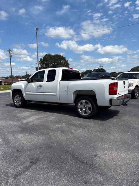 2011 Chevrolet Silverado 1500 Image 2
