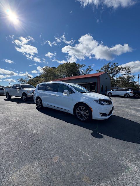 2017 Chrysler Pacifica Image 1