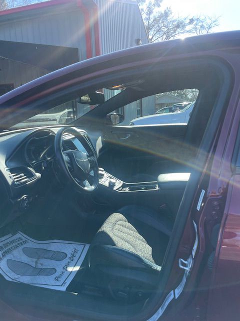 2016 Chrysler 200 Image 5
