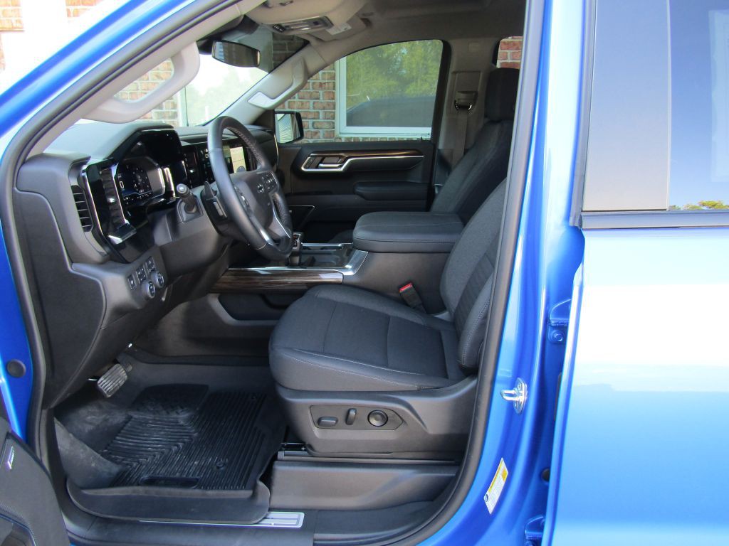 2025 Chevrolet Silverado 1500 Image 2