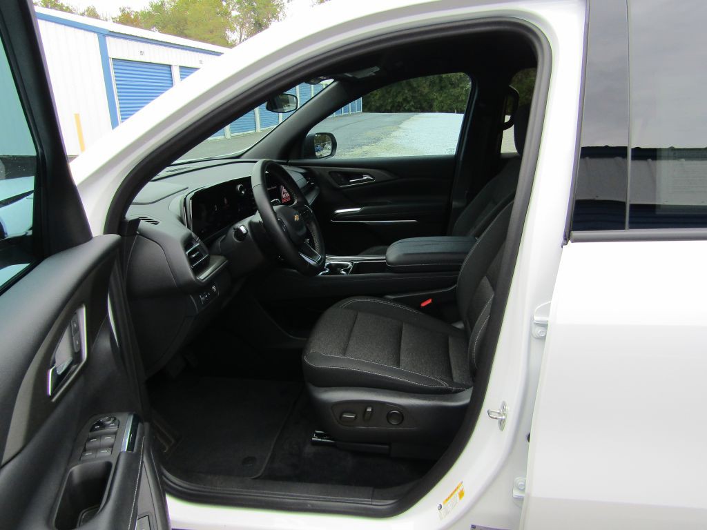 2025 Chevrolet Traverse Image 2