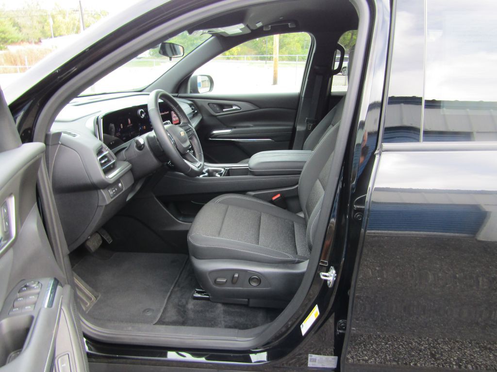 2025 Chevrolet Traverse Image 2
