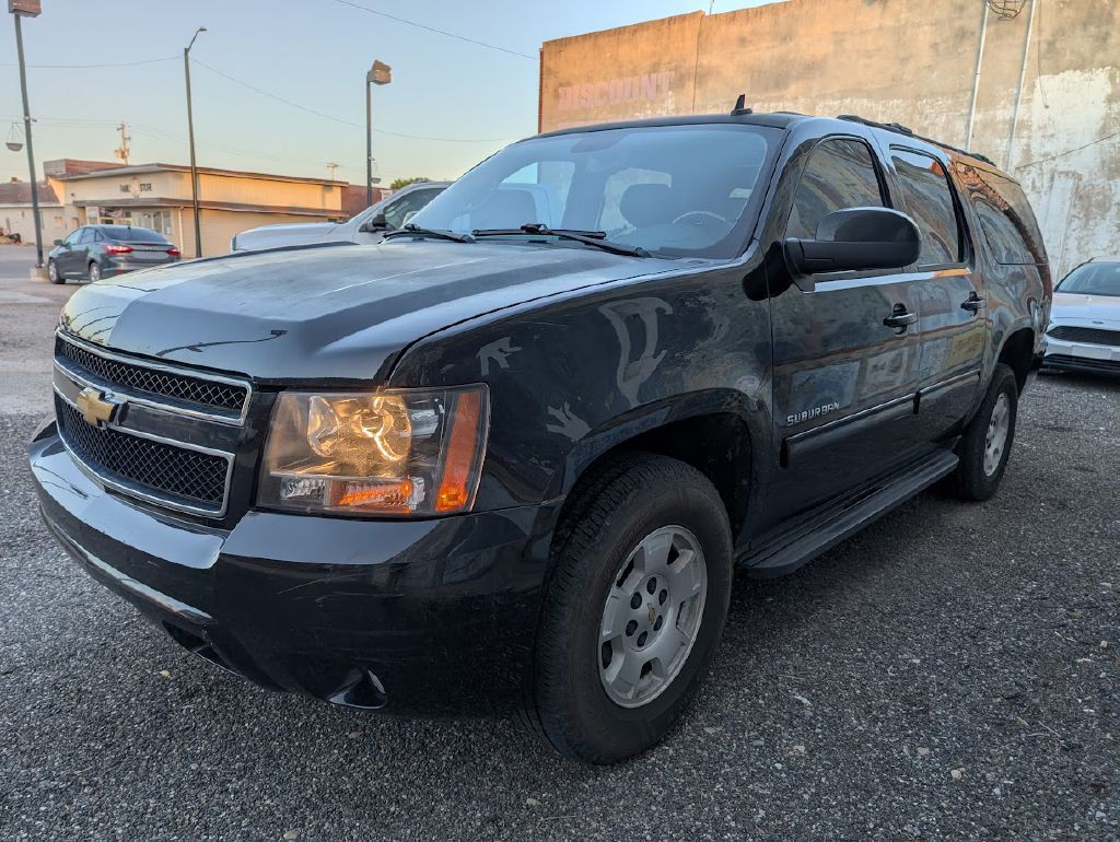 2013 Chevrolet Suburban Image 2