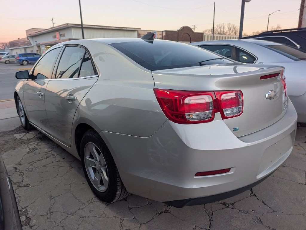2015 Chevrolet Malibu Image 2