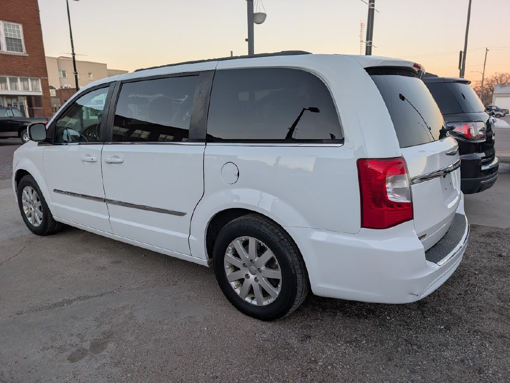 2015 Chrysler Town & Country Image 2