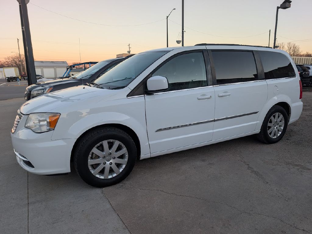 2015 Chrysler Town & Country Image 3