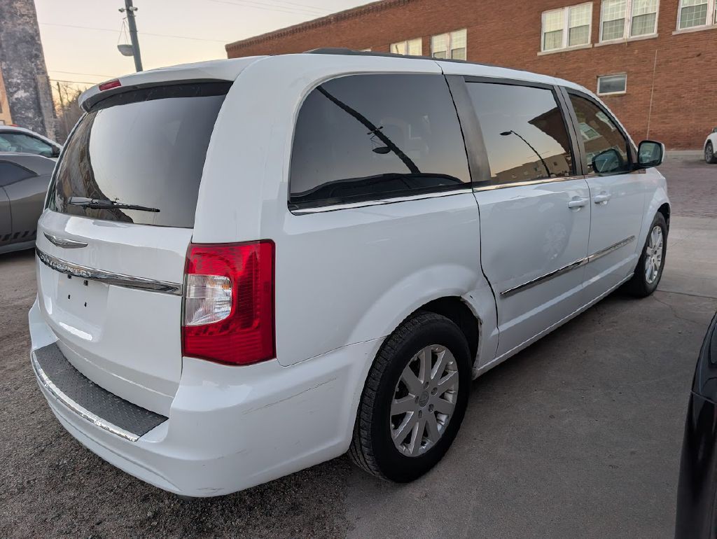 2015 Chrysler Town & Country Image 4