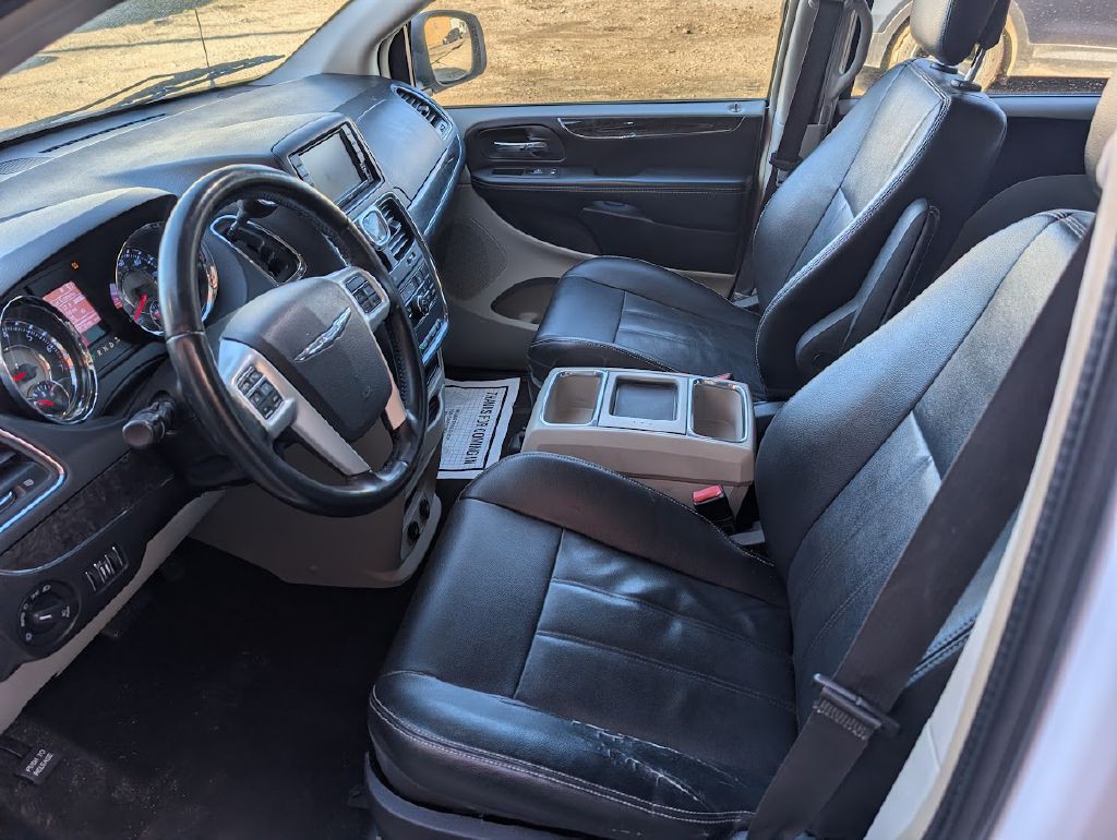 2015 Chrysler Town & Country Image 5