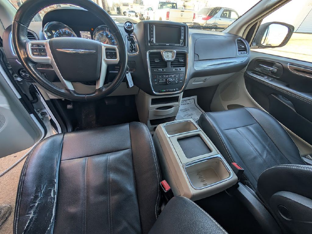 2015 Chrysler Town & Country Image 6