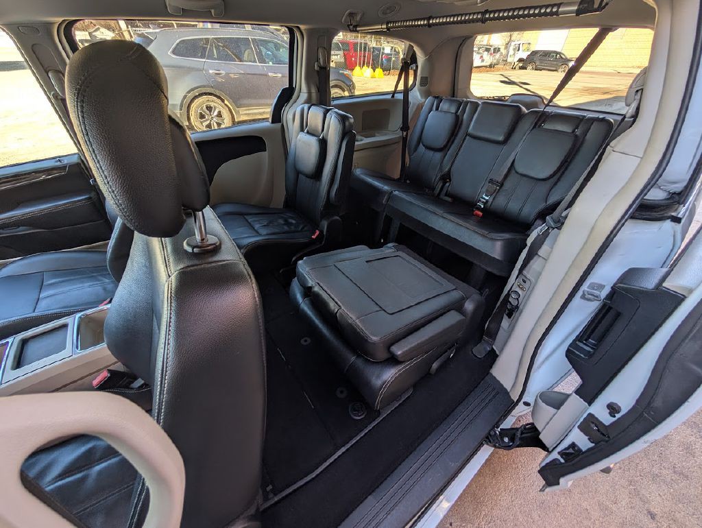 2015 Chrysler Town & Country Image 7