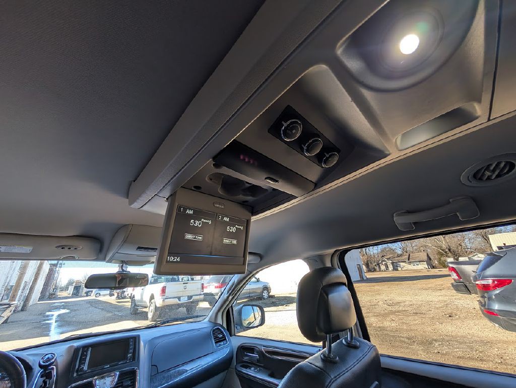 2015 Chrysler Town & Country Image 8