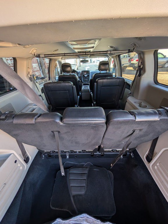 2015 Chrysler Town & Country Image 9