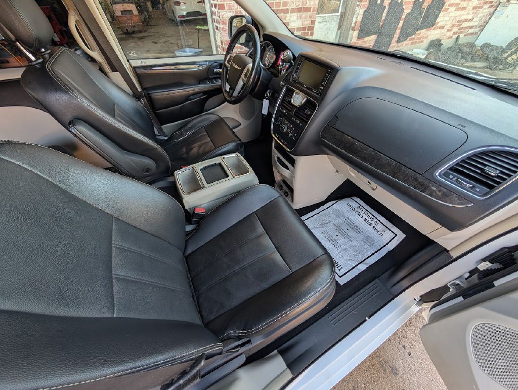 2015 Chrysler Town & Country Image 10