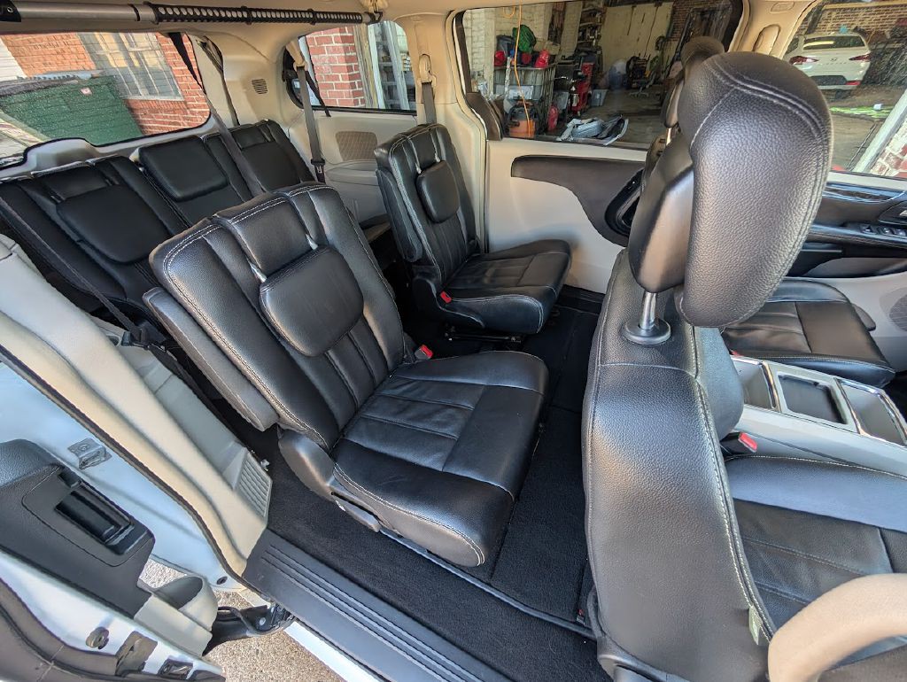 2015 Chrysler Town & Country Image 11