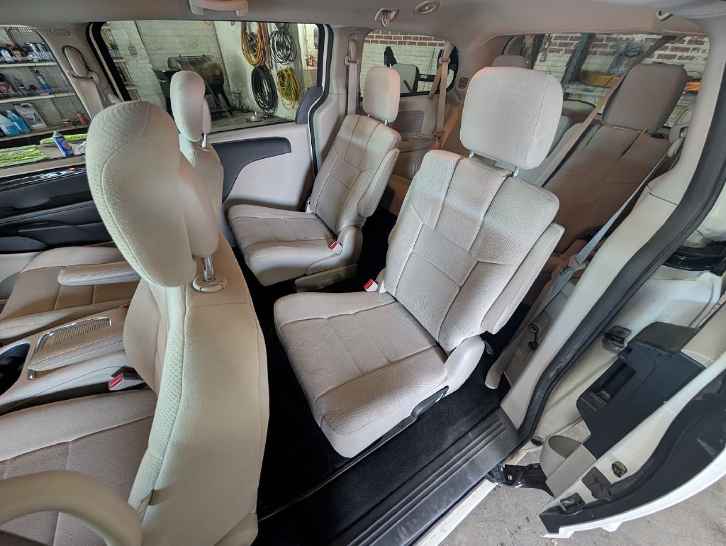 2012 Dodge Grand Caravan Image 2