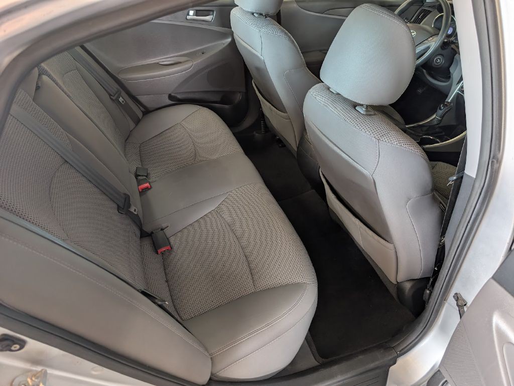 2011 Hyundai Sonata Image 2
