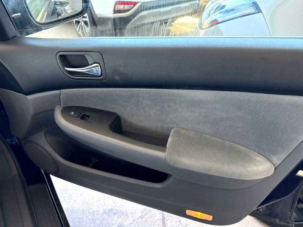2004 Honda Accord Image 18
