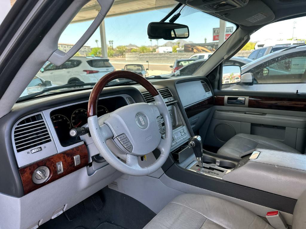 2006 Lincoln Navigator Image 10