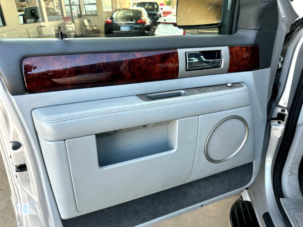 2006 Lincoln Navigator Image 12
