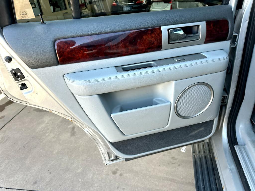 2006 Lincoln Navigator Image 16