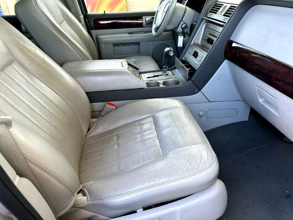 2006 Lincoln Navigator Image 19