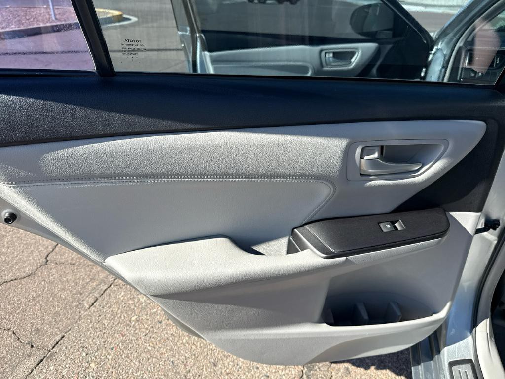 2017 Toyota Camry Image 16