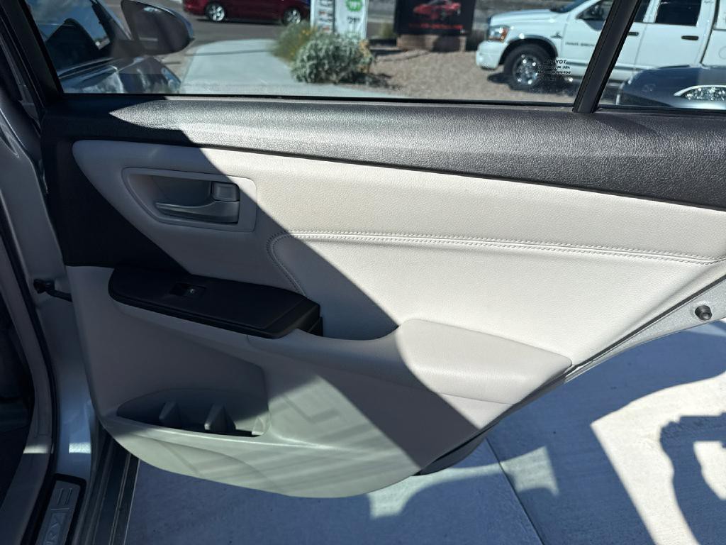 2017 Toyota Camry Image 18