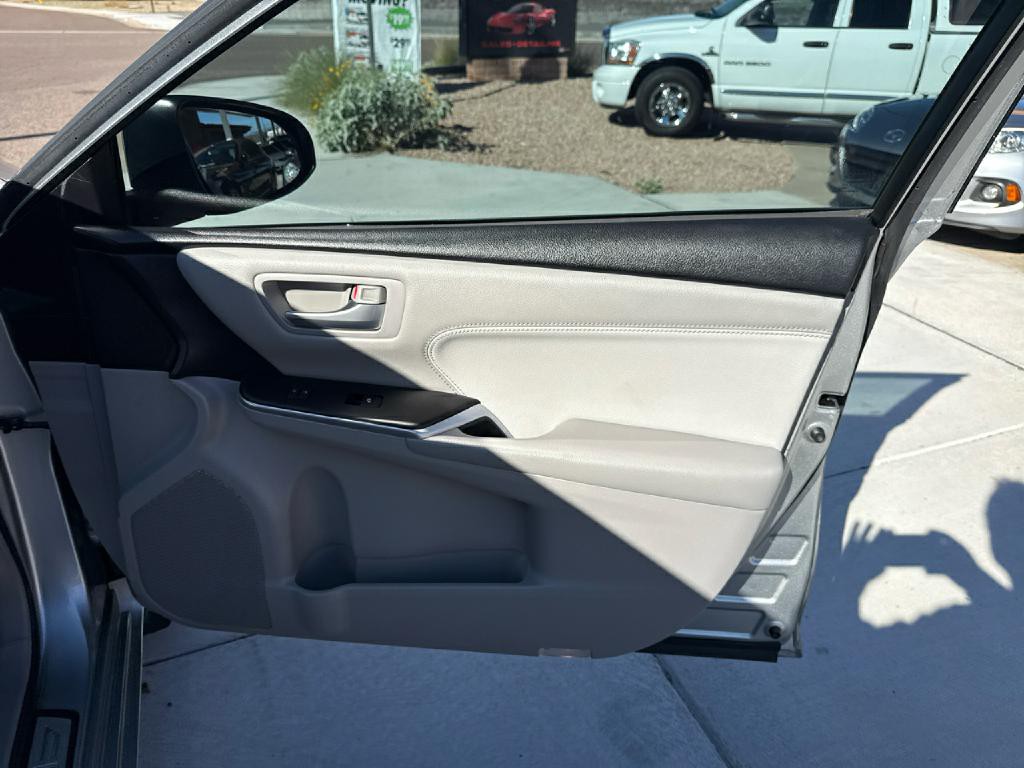 2017 Toyota Camry Image 21