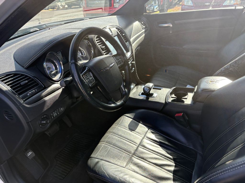 2014 Chrysler 300 Image 4
