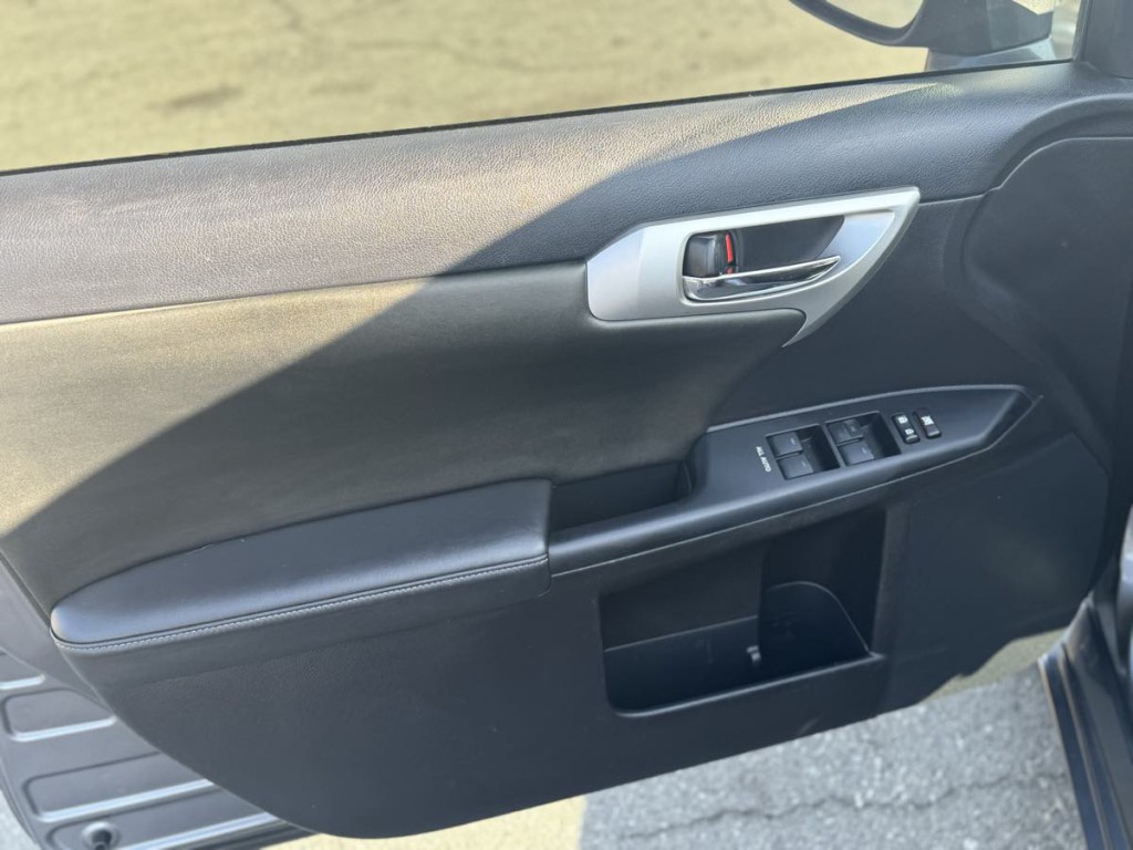 2013 Lexus CT 200h Image 11