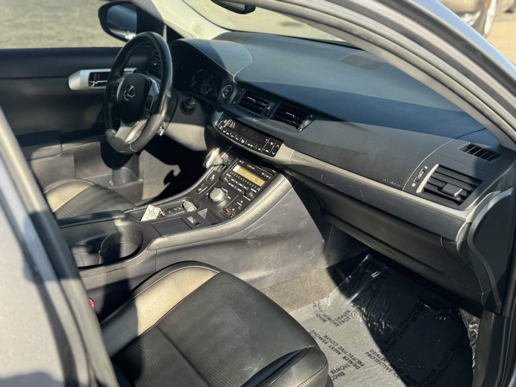 2013 Lexus CT 200h Image 8