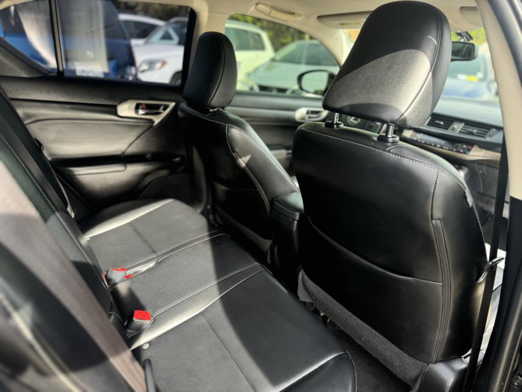 2016 Lexus CT 200h Image 9