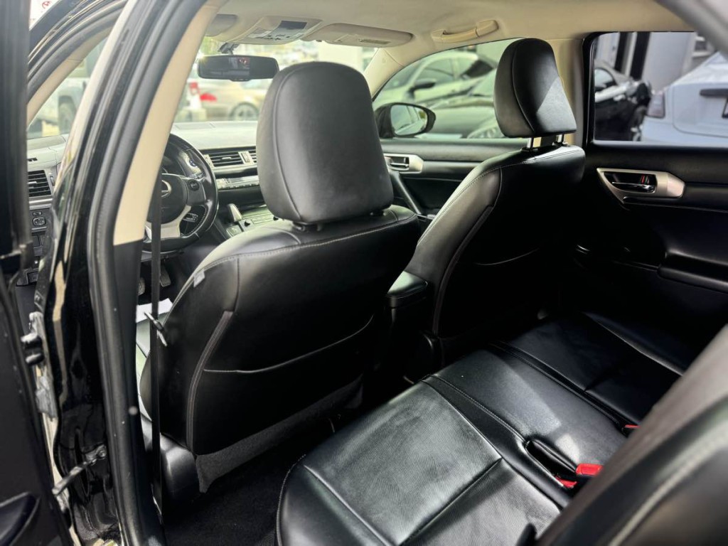2016 Lexus CT 200h Image 13