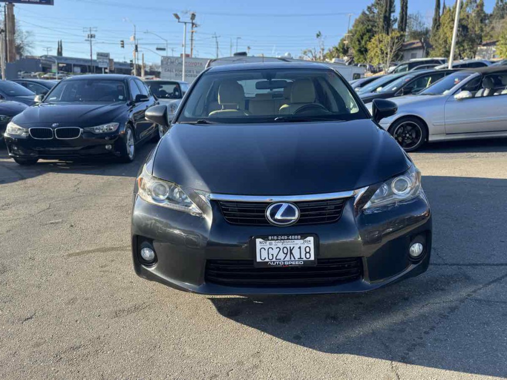 2011 Lexus CT 200h Image 2