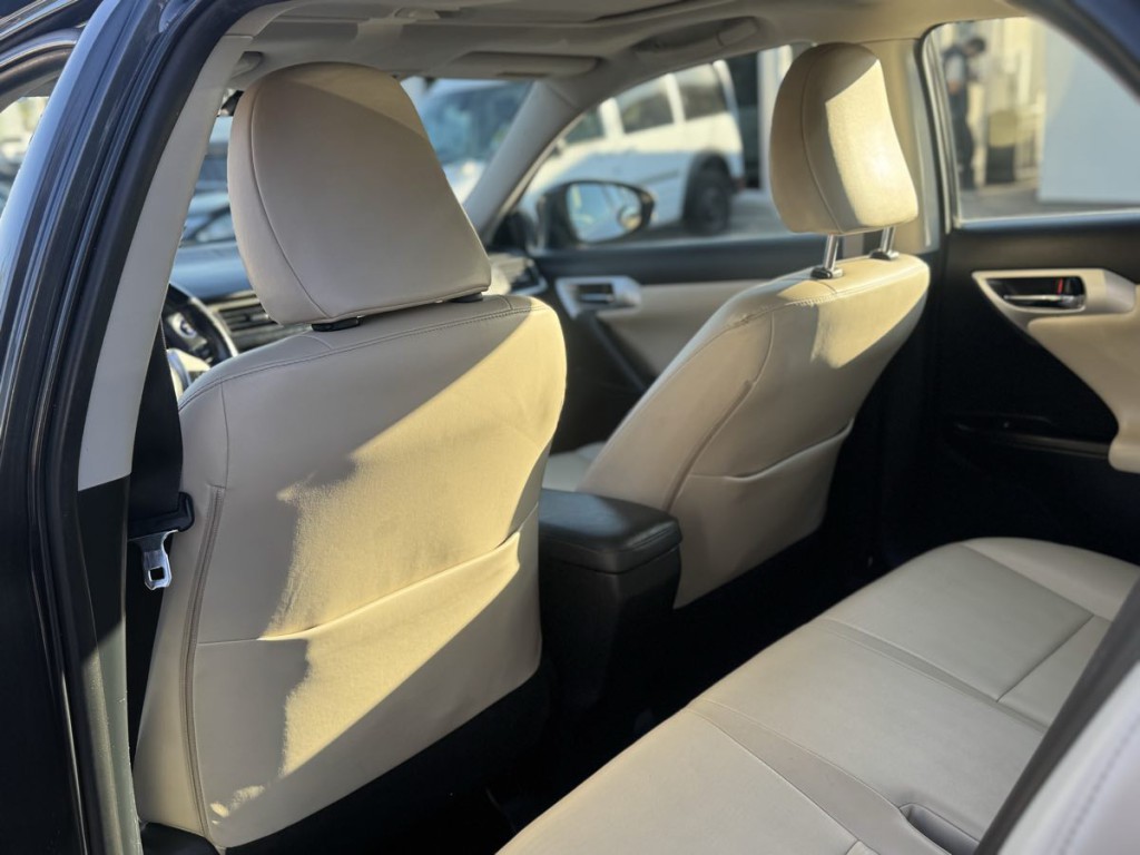 2011 Lexus CT 200h Image 9